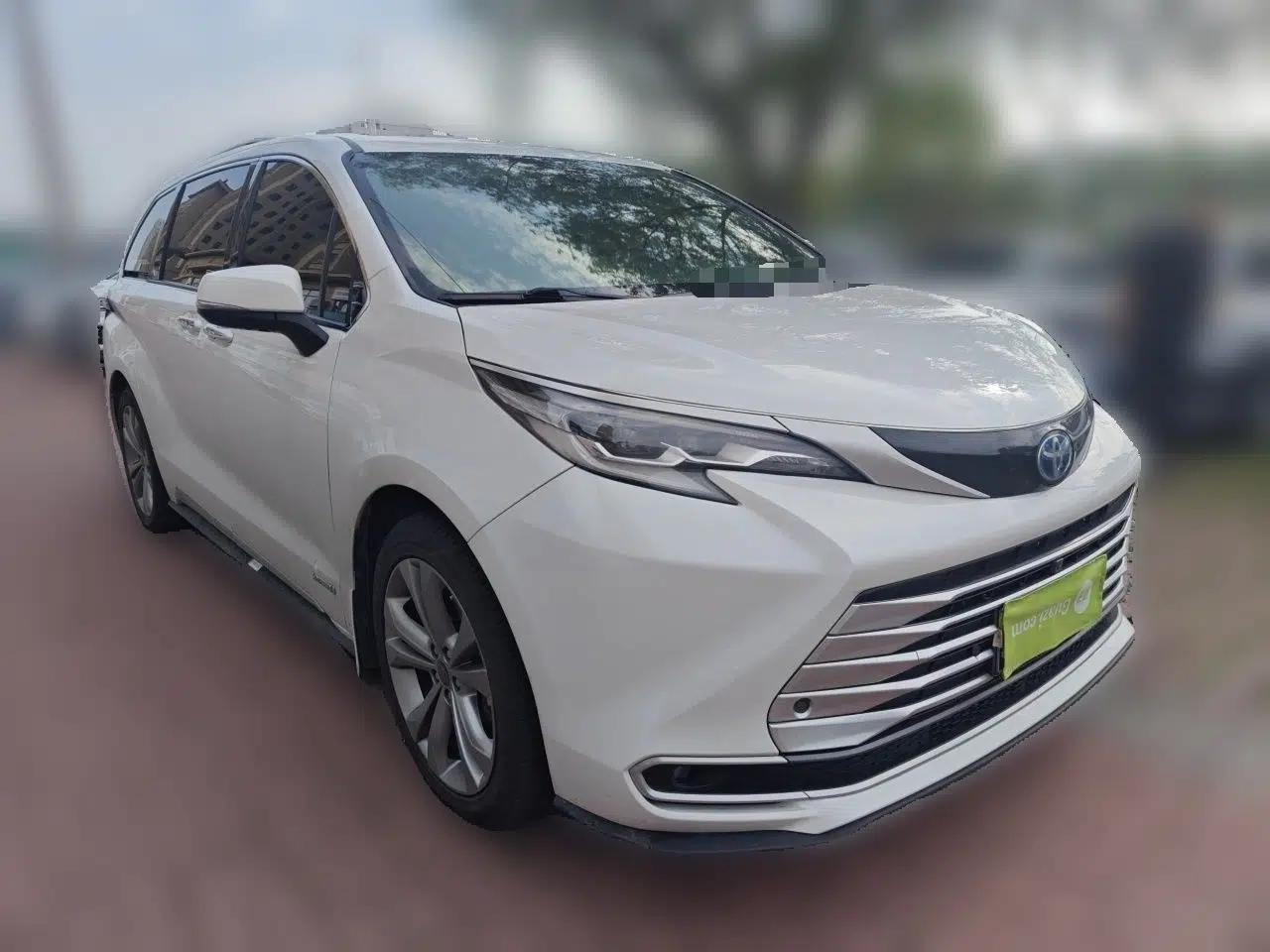 Toyota SIENNA 2023 2.5L Hybrid Platinum Edition — миниатюра 3