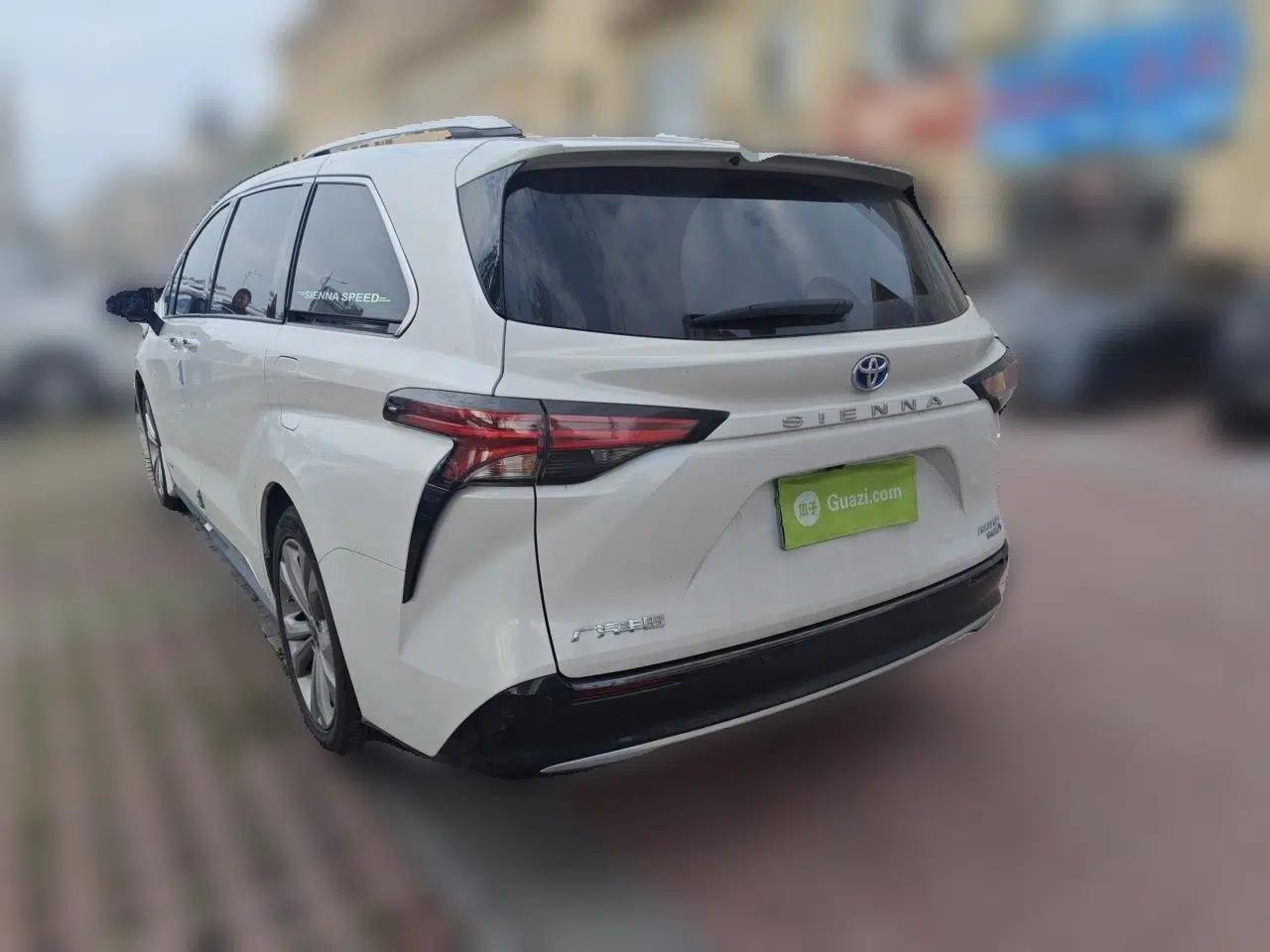 Toyota SIENNA 2023 2.5L Hybrid Platinum Edition — миниатюра 4