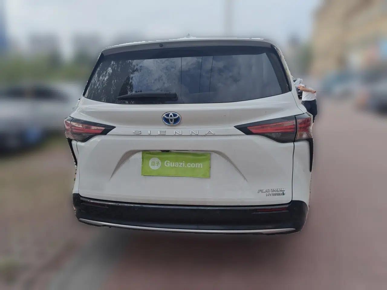 Toyota SIENNA 2023 2.5L Hybrid Platinum Edition — миниатюра 5