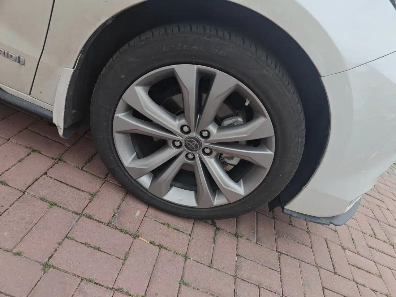 Toyota SIENNA 2023 2.5L Hybrid Platinum Edition — миниатюра 8