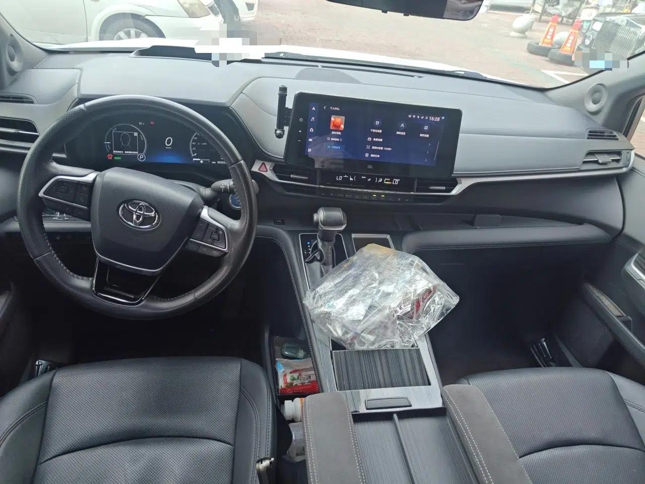 Toyota SIENNA 2023 2.5L Hybrid Platinum Edition — миниатюра 9