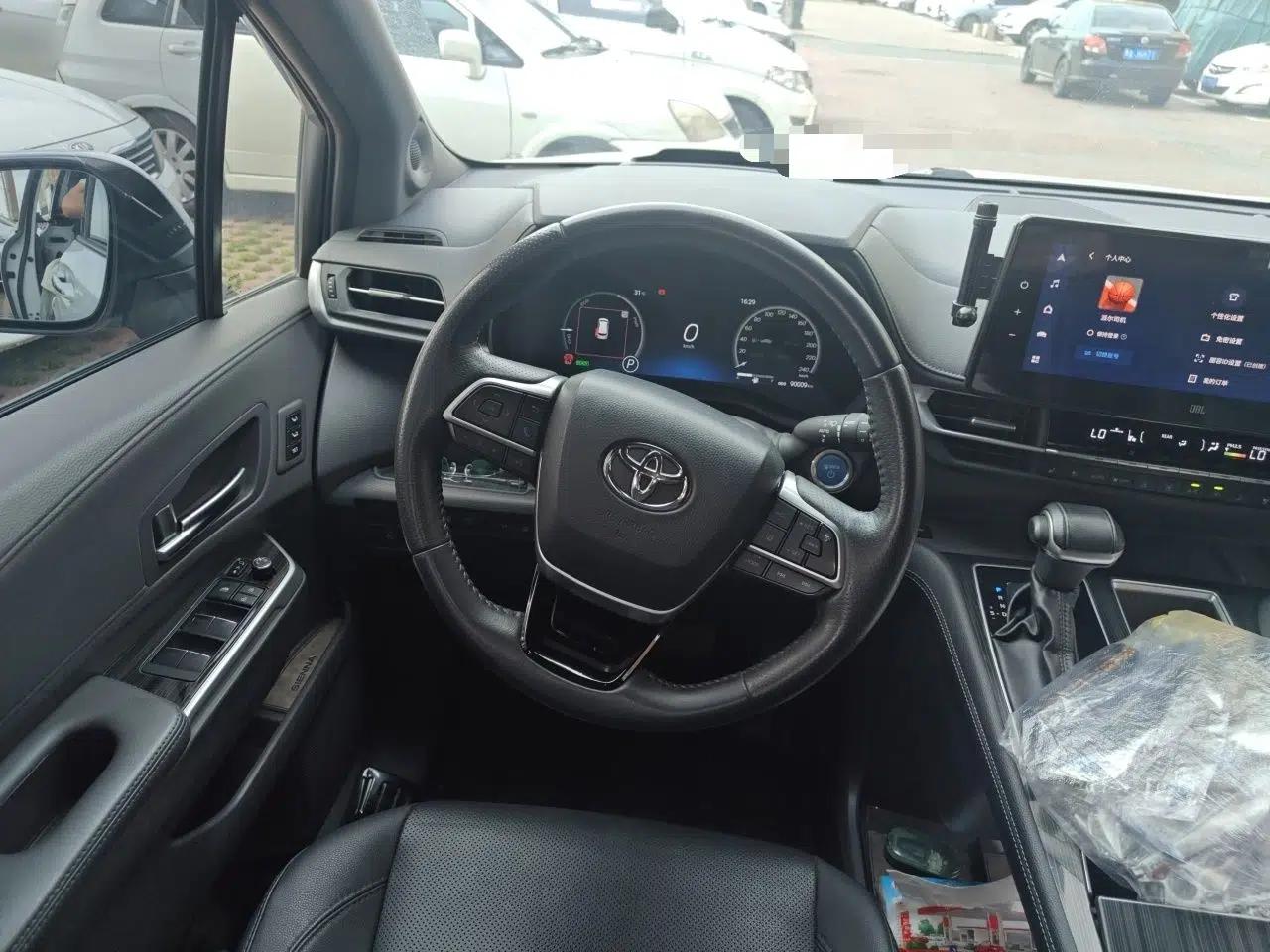 Toyota SIENNA 2023 2.5L Hybrid Platinum Edition — миниатюра 10