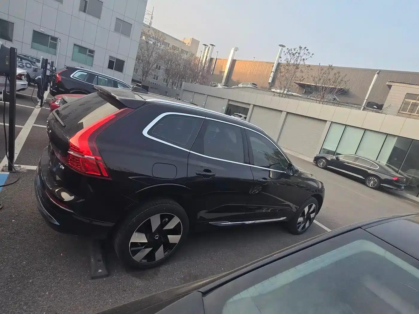2025 Volvo XC60 Plug-in Hybrid, Long Range AWD Inscription Luxury Edition — миниатюра 4