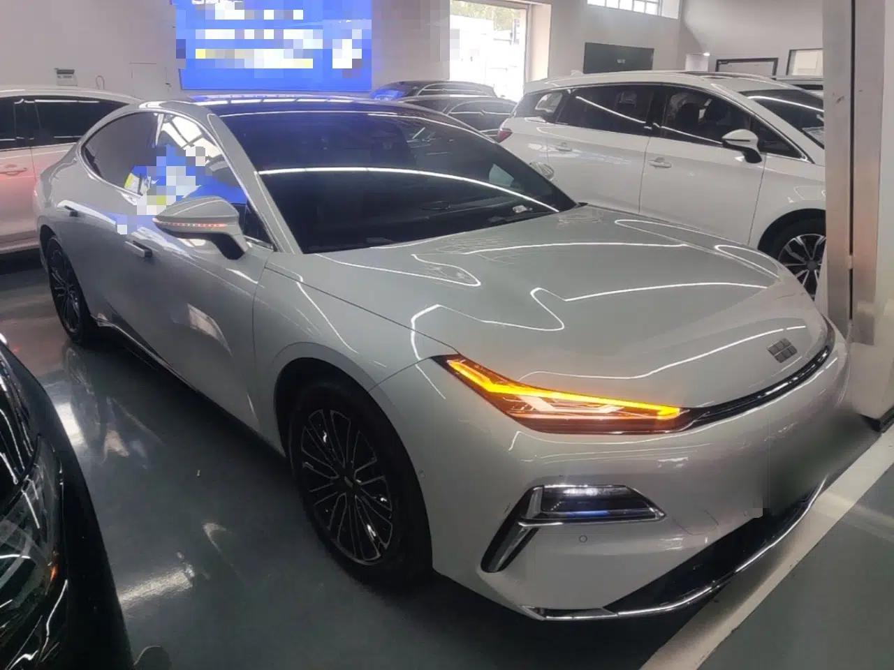 Geely Galaxy 8 2025 130km EM-i Deluxe Edition — миниатюра 3