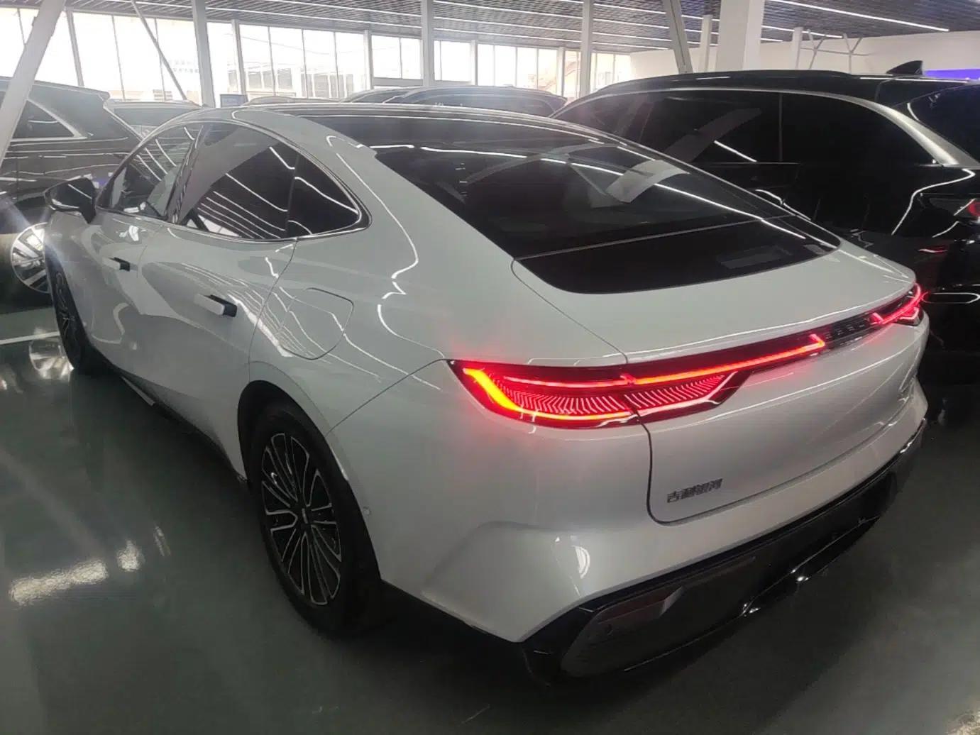 Geely Galaxy 8 2025 130km EM-i Deluxe Edition — миниатюра 4