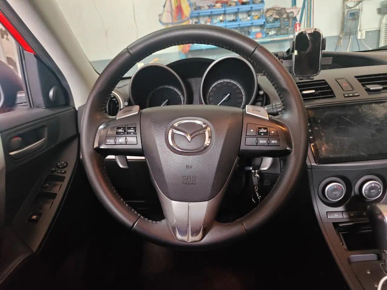 Mazda 3 2012 Hatchback 2.0L Automatic Luxury Model — миниатюра 10