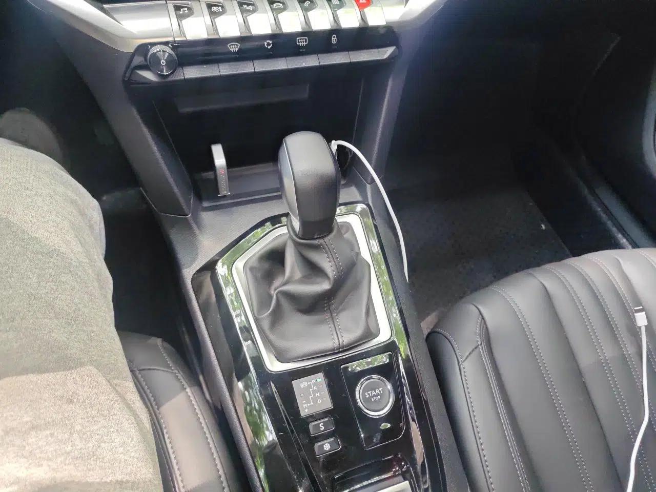 Peugeot 408 2022 1.6T Light-Chasing Edition — миниатюра 13