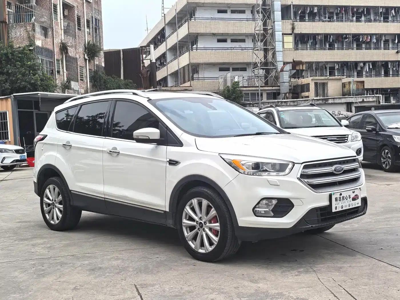 2017 Ford Kuga EcoBoost 245 AWD Luxury Edition — миниатюра 3