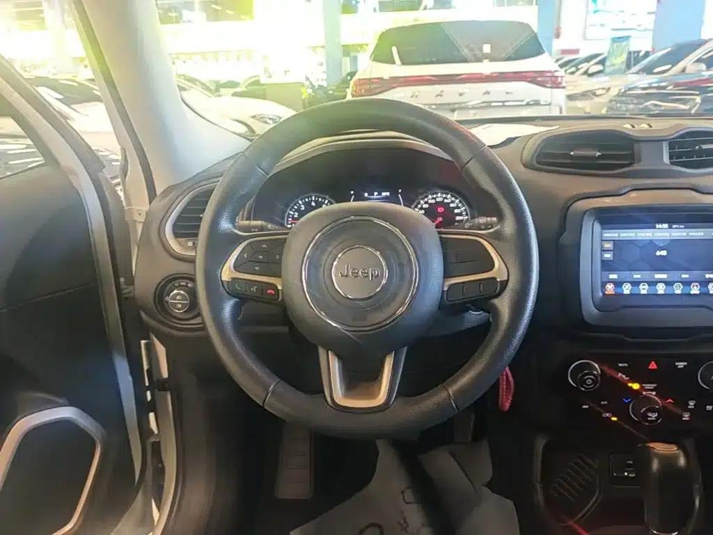 Jeep Renegade 2018 Connected Large Screen Edition 180T Automatic High-Performance Edition — миниатюра 11