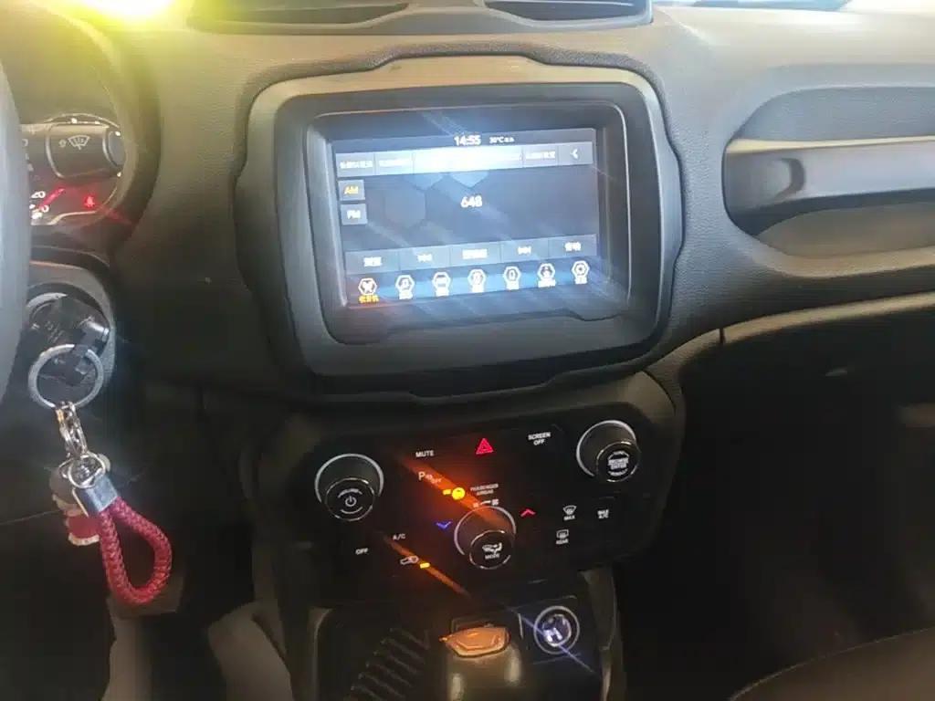Jeep Renegade 2018 Connected Large Screen Edition 180T Automatic High-Performance Edition — миниатюра 13