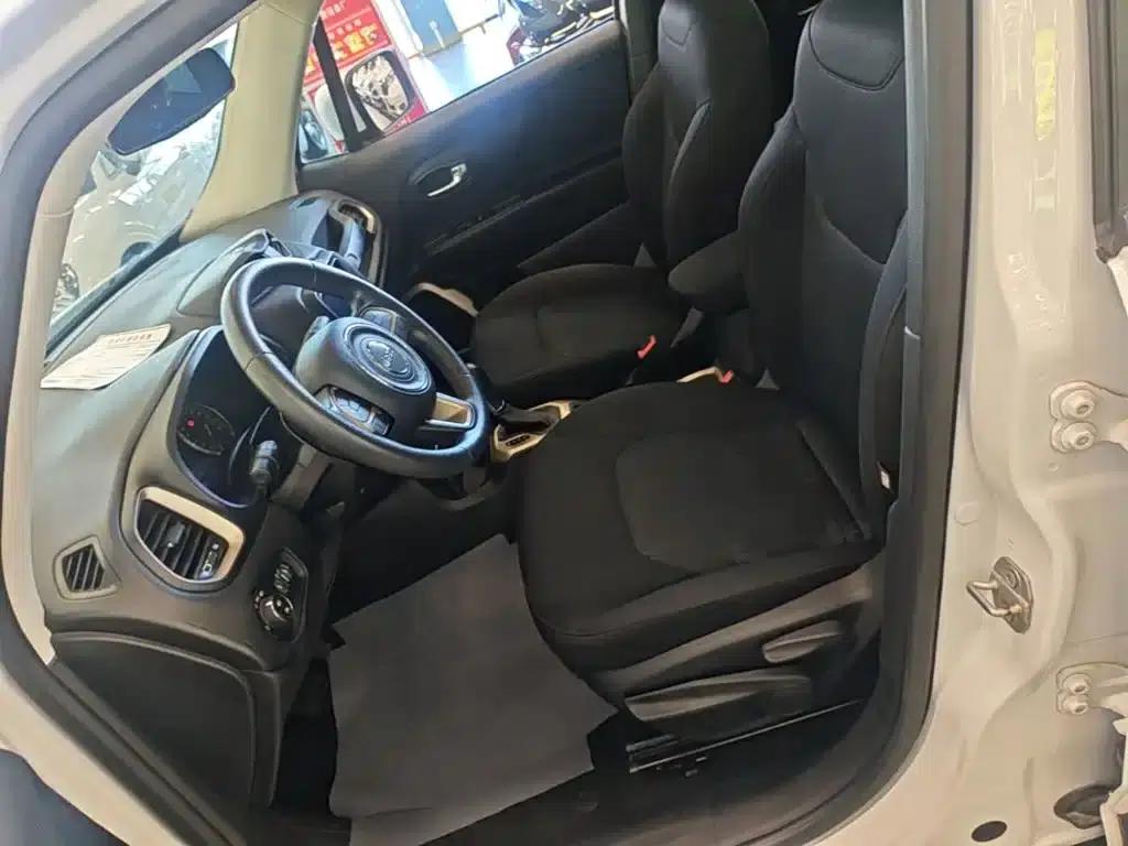 Jeep Renegade 2018 Connected Large Screen Edition 180T Automatic High-Performance Edition — миниатюра 15