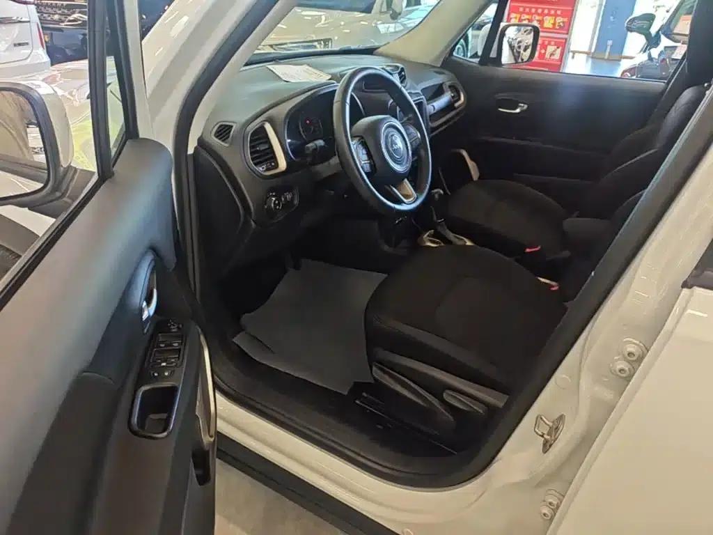 Jeep Renegade 2018 Connected Large Screen Edition 180T Automatic High-Performance Edition — миниатюра 16