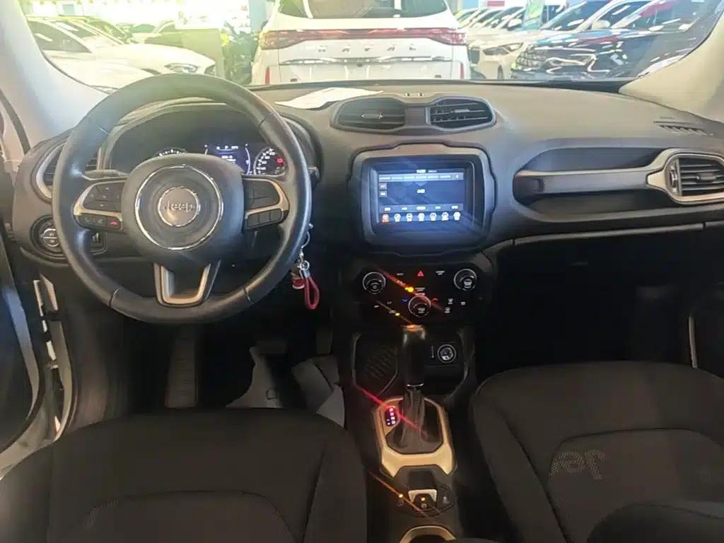 Jeep Renegade 2018 Connected Large Screen Edition 180T Automatic High-Performance Edition — миниатюра 10