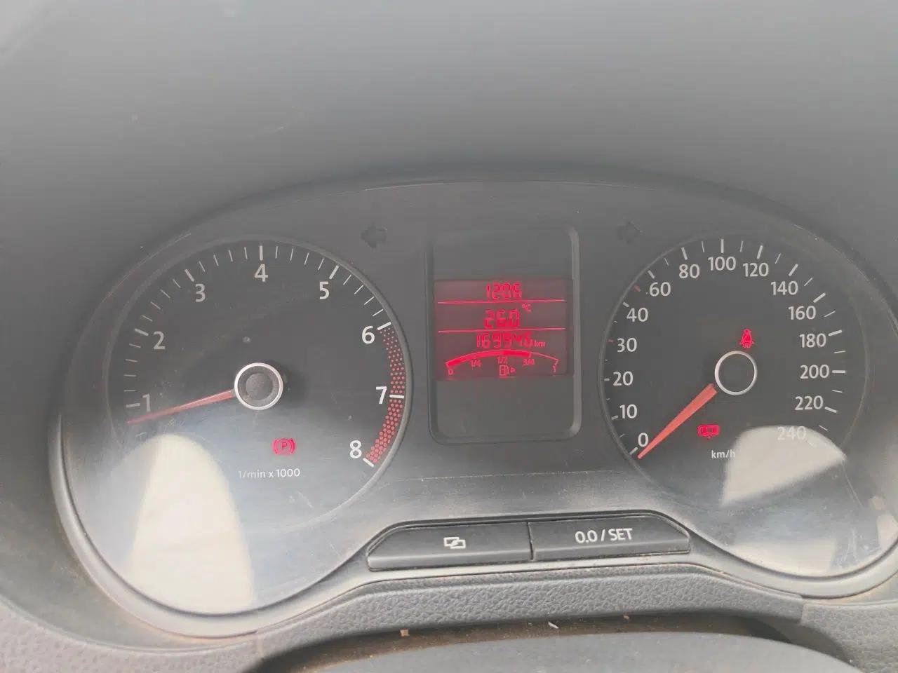 Volkswagen Polo 2011 1.4L Manual ZhiLe Edition — миниатюра 11