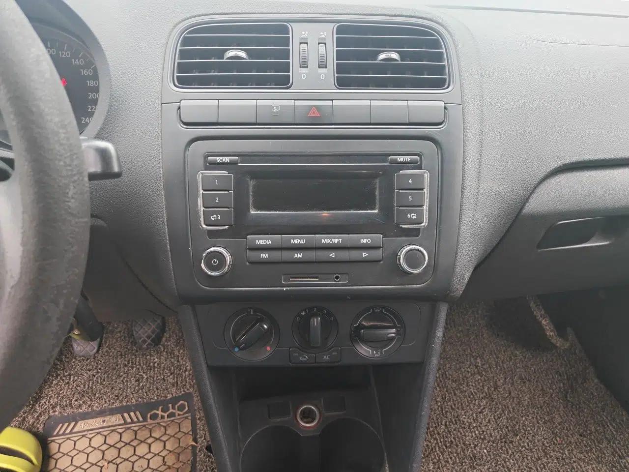 Volkswagen Polo 2011 1.4L Manual ZhiLe Edition — миниатюра 13