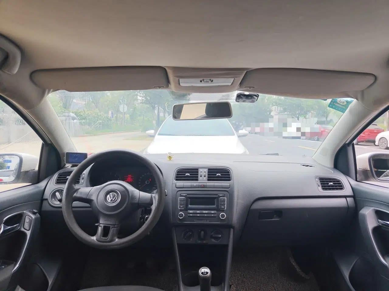 Volkswagen Polo 2011 1.4L Manual ZhiLe Edition — миниатюра 9