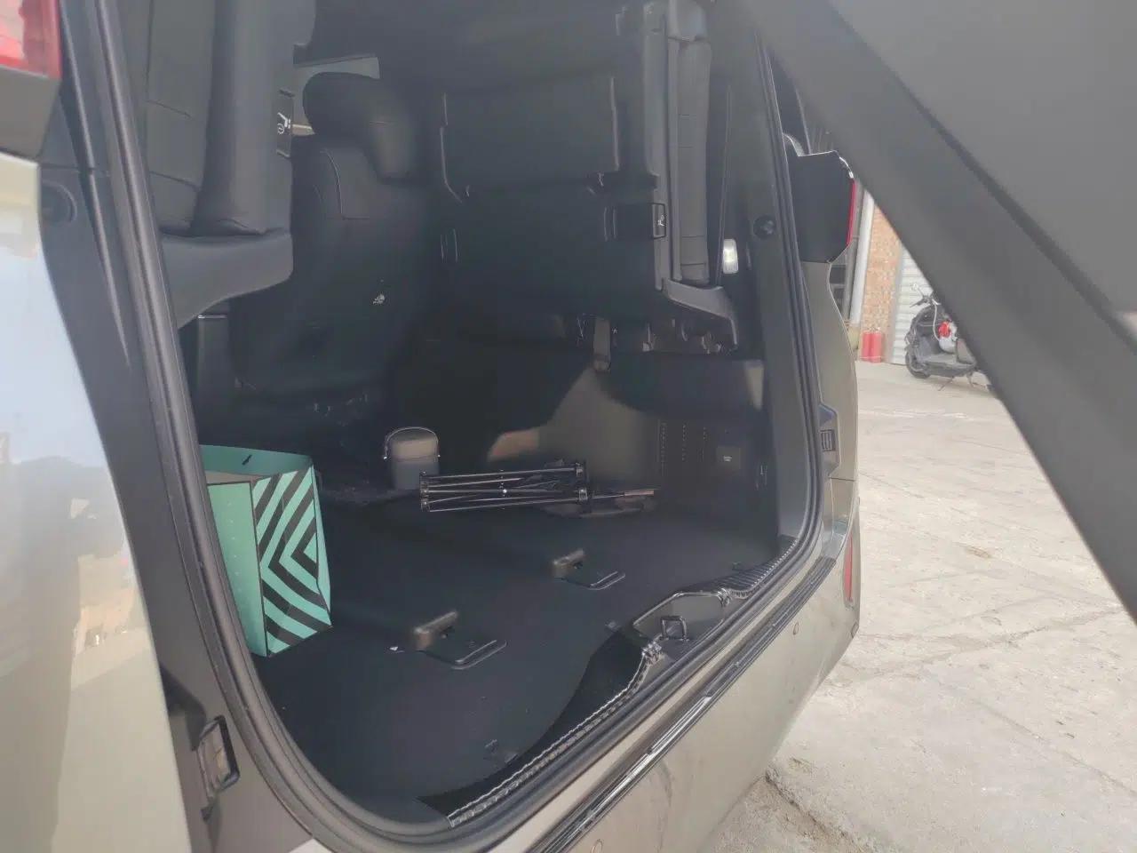 Toyota Alphard 2024 Dual-Engine 2.5L Deluxe Edition — миниатюра 19