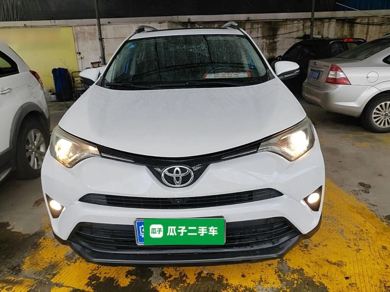 Toyota RAV4 2016 2.0L CVT Two-Wheel Drive Fashion Edition China V Standard — миниатюра 2