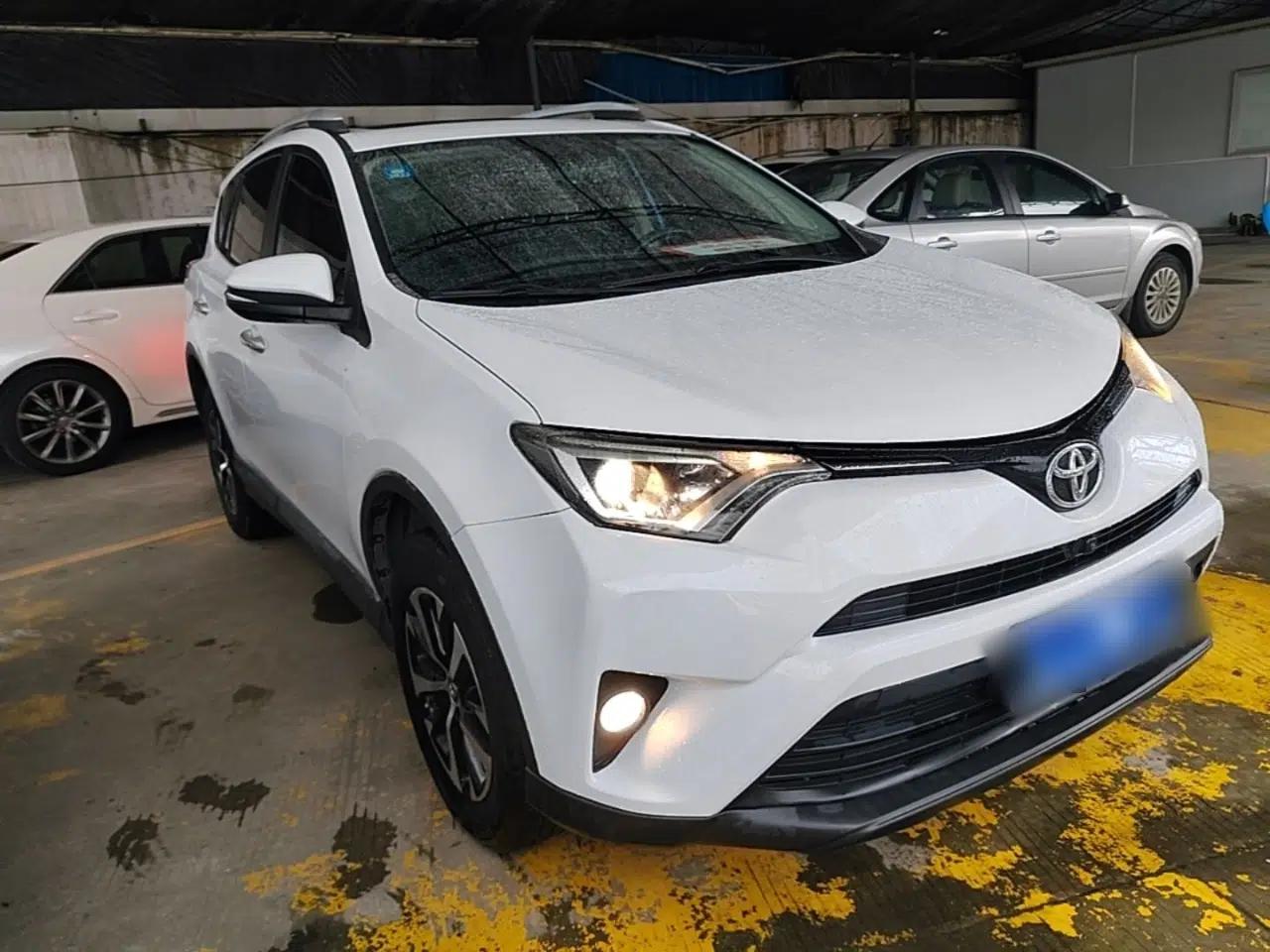 Toyota RAV4 2016 2.0L CVT Two-Wheel Drive Fashion Edition China V Standard — миниатюра 3