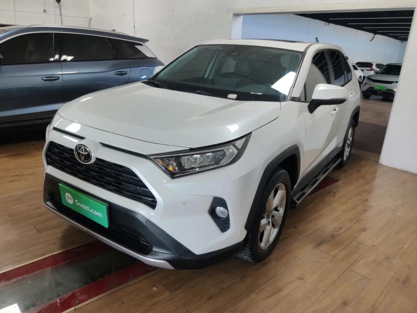 Toyota RAV4 2022 2.0L CVT Two-Wheel Drive Fashion Plus Edition — миниатюра 1