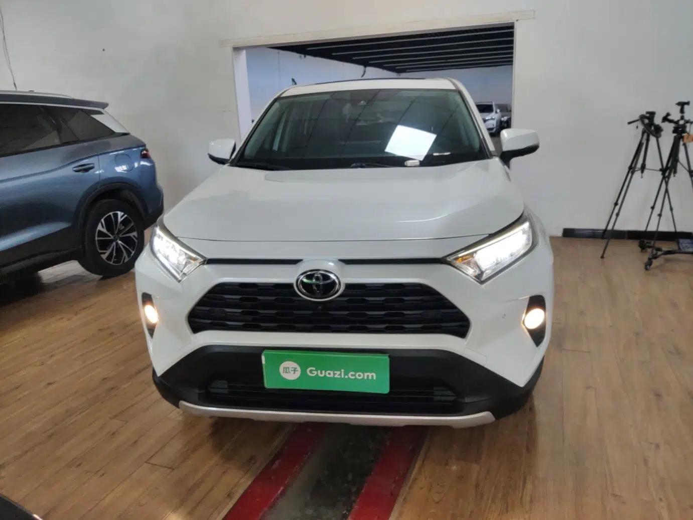 Toyota RAV4 2022 2.0L CVT Two-Wheel Drive Fashion Plus Edition — миниатюра 2