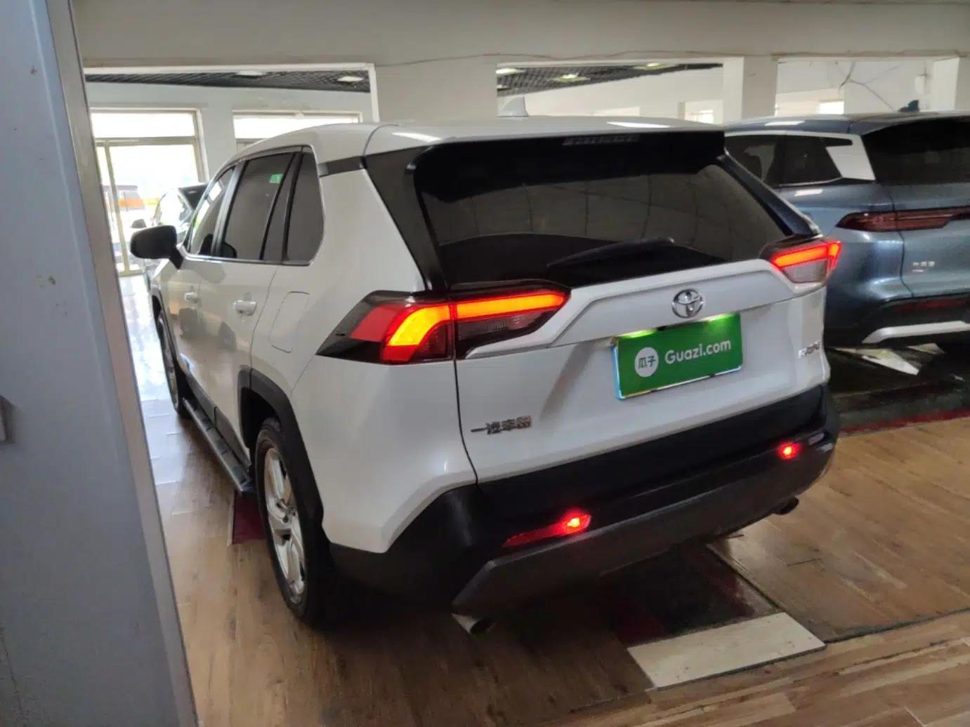 Toyota RAV4 2022 2.0L CVT Two-Wheel Drive Fashion Plus Edition — миниатюра 4