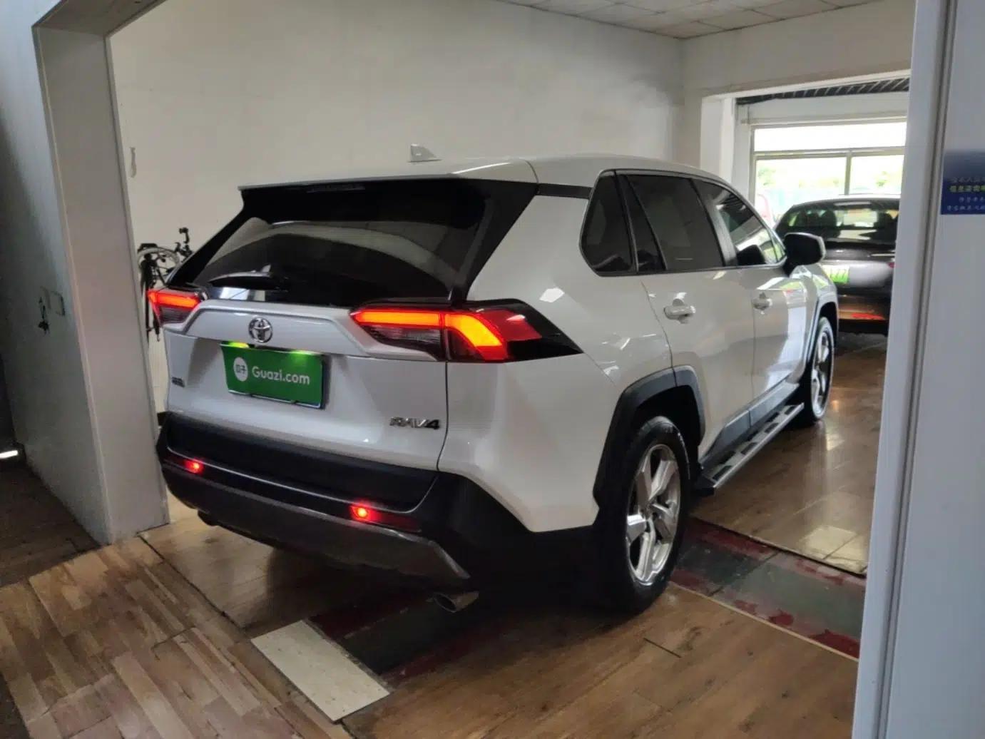 Toyota RAV4 2022 2.0L CVT Two-Wheel Drive Fashion Plus Edition — миниатюра 6