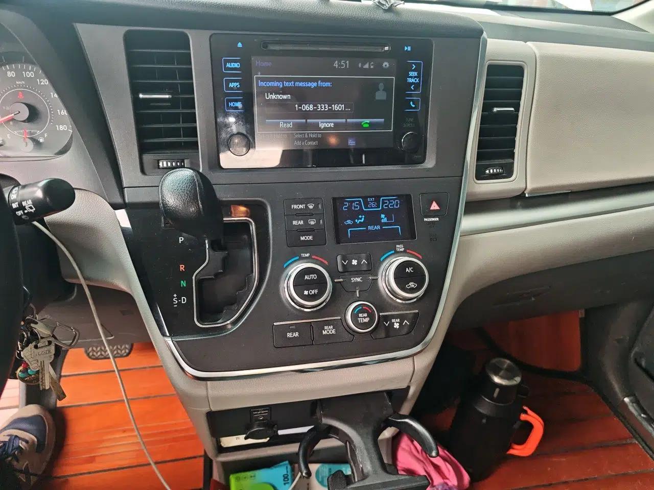 Toyota SIENNA 2015 3.5L 4WD LE Gasoline U.S. Specification — миниатюра 13
