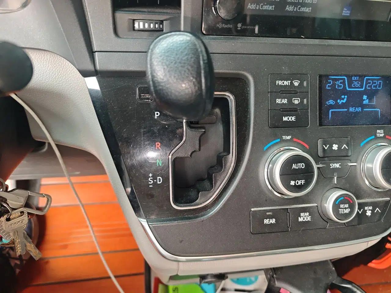 Toyota SIENNA 2015 3.5L 4WD LE Gasoline U.S. Specification — миниатюра 14