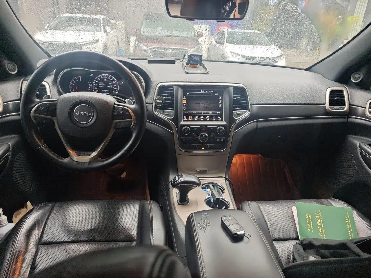 Jeep Grand Cherokee 2013 3.6L Luxury Navigation Edition — миниатюра 9