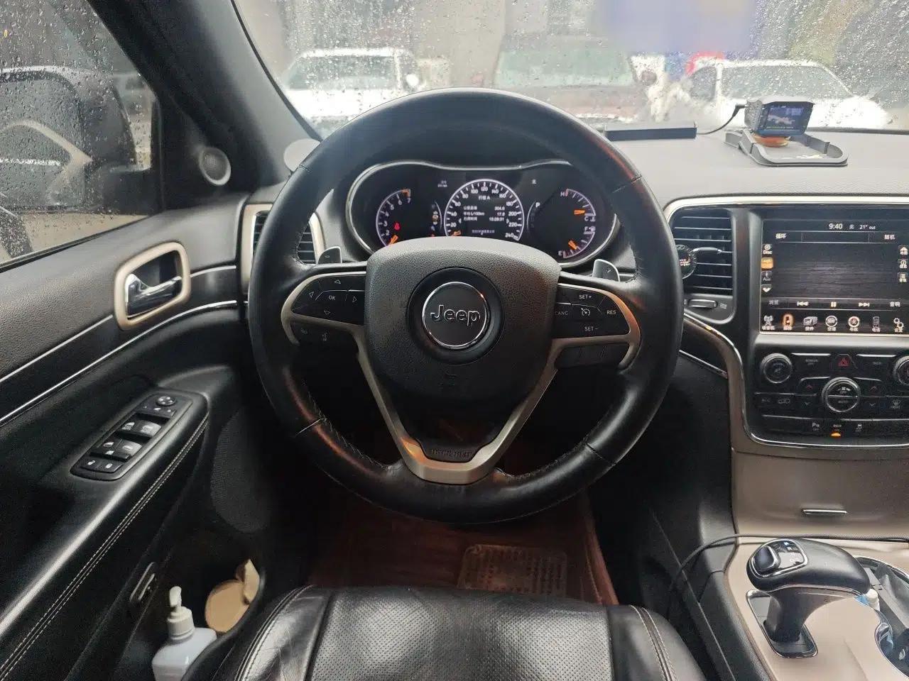 Jeep Grand Cherokee 2013 3.6L Luxury Navigation Edition — миниатюра 10