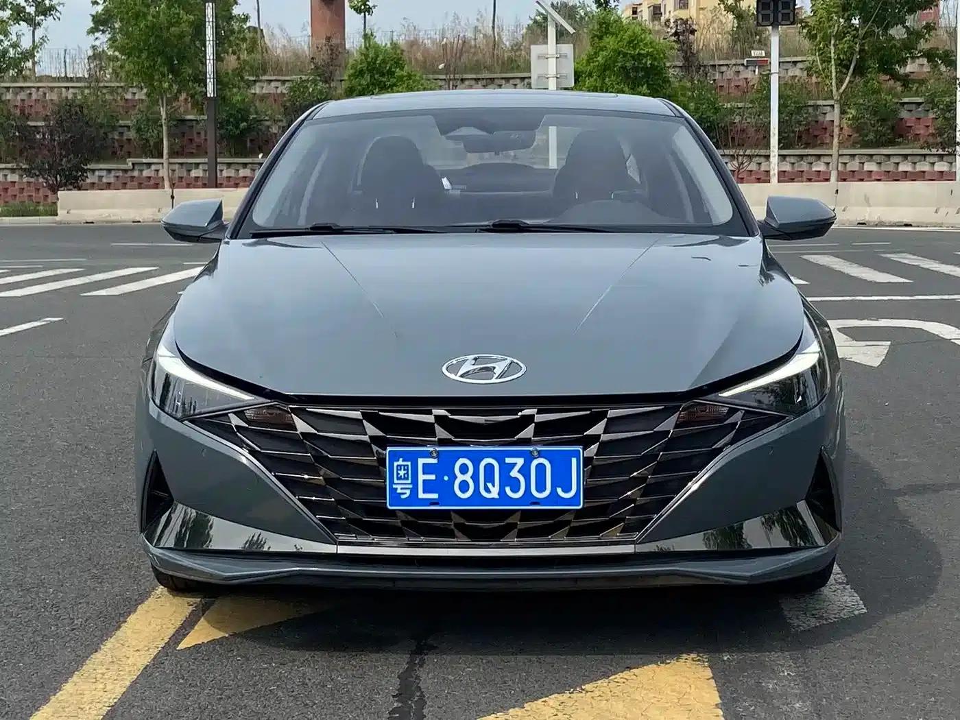 Hyundai Elantra 2021 1.5L CVT LUX Premium Edition — миниатюра 3