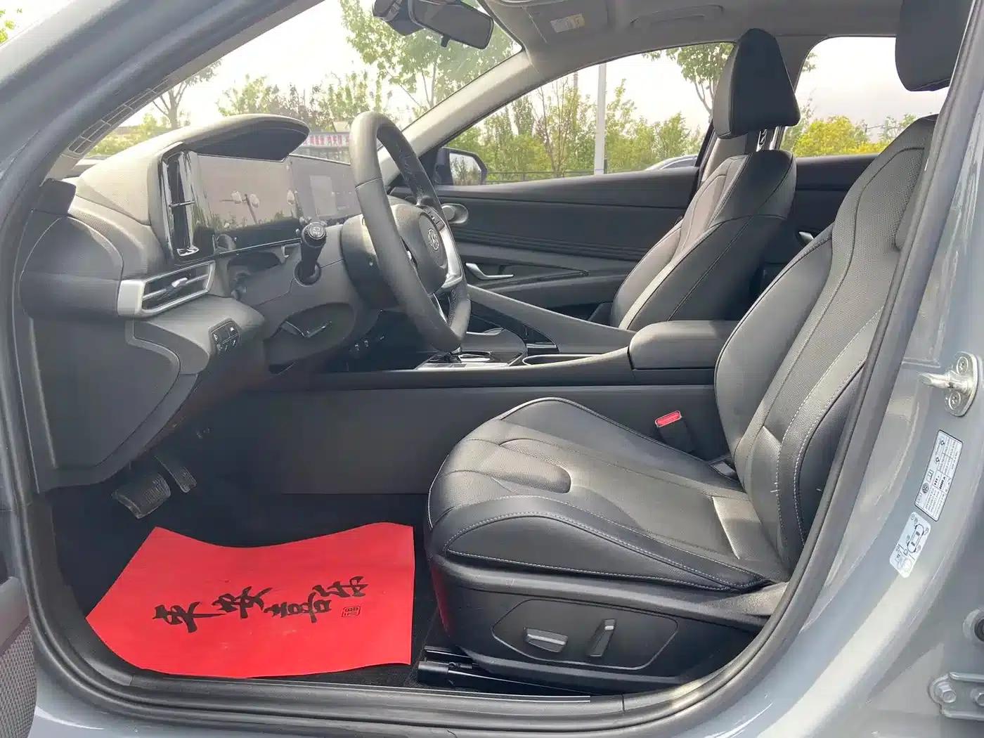 Hyundai Elantra 2021 1.5L CVT LUX Premium Edition — миниатюра 4