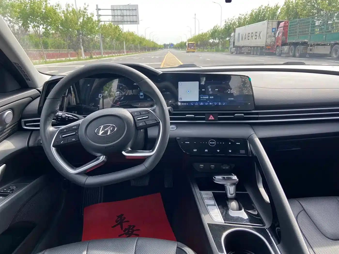 Hyundai Elantra 2021 1.5L CVT LUX Premium Edition — миниатюра 6