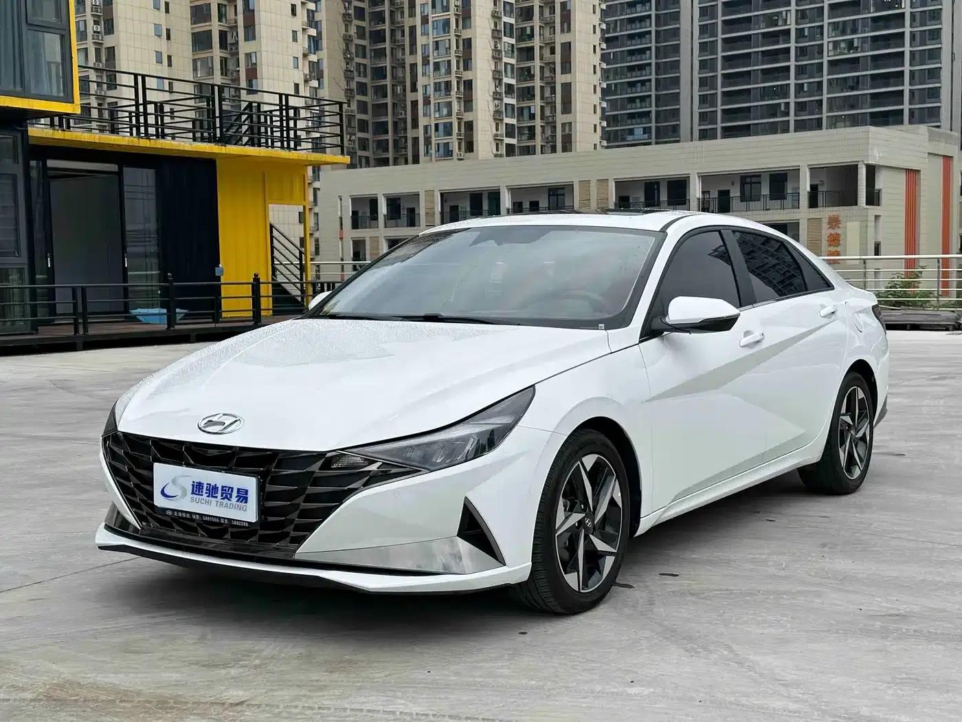 Hyundai Elantra 2022 1.5L CVT LUX Premium Edition — миниатюра 1
