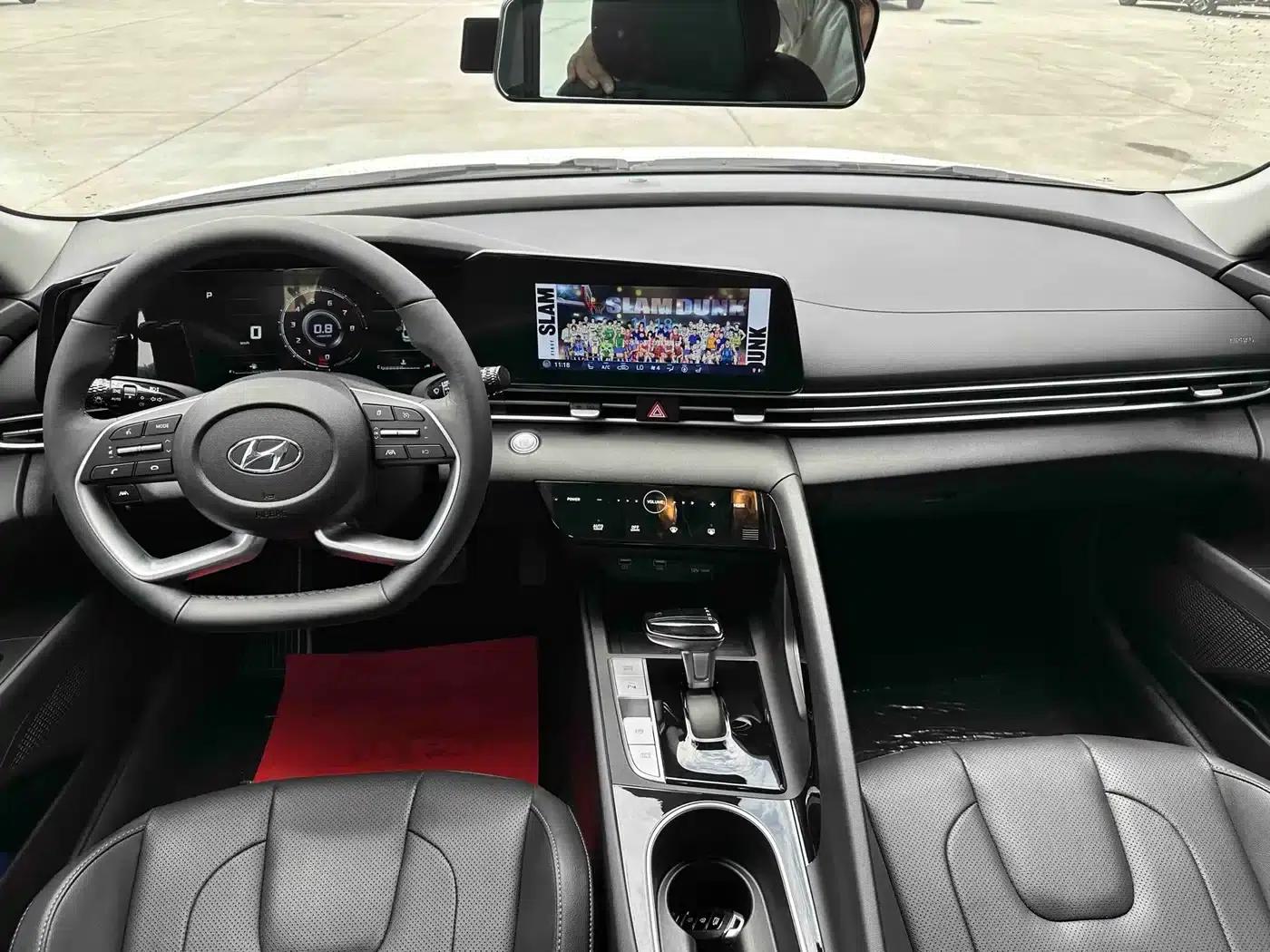 Hyundai Elantra 2022 1.5L CVT LUX Premium Edition — миниатюра 11