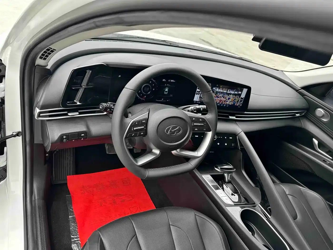 Hyundai Elantra 2022 1.5L CVT LUX Premium Edition — миниатюра 12