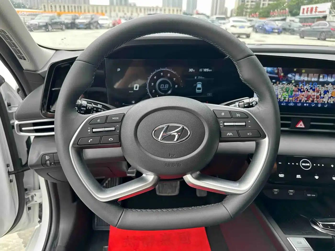 Hyundai Elantra 2022 1.5L CVT LUX Premium Edition — миниатюра 13