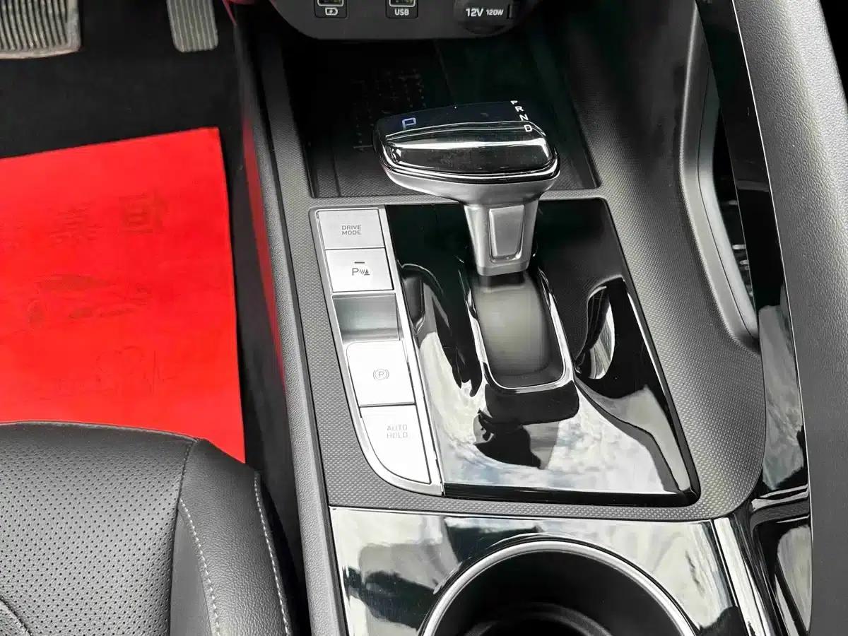 Hyundai Elantra 2022 1.5L CVT LUX Premium Edition — миниатюра 16