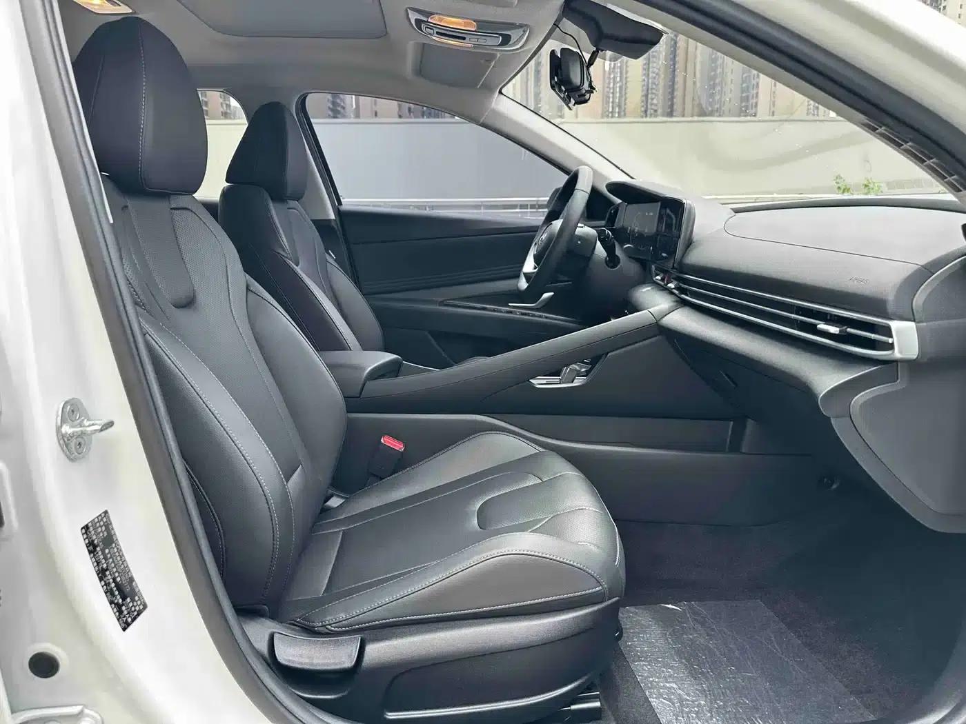 Hyundai Elantra 2022 1.5L CVT LUX Premium Edition — миниатюра 18