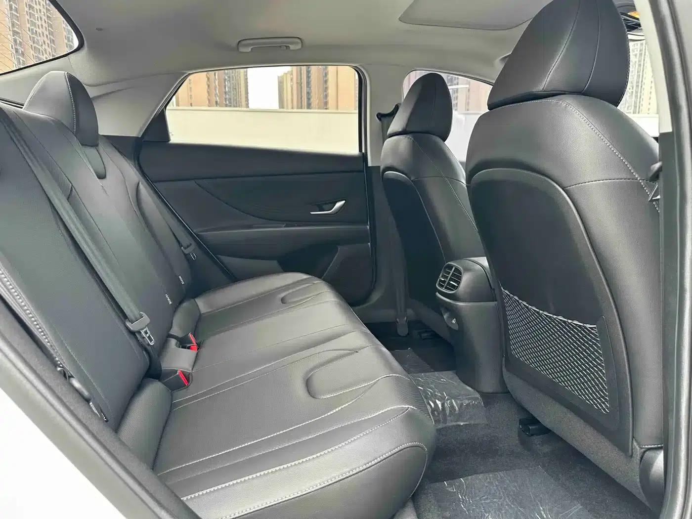 Hyundai Elantra 2022 1.5L CVT LUX Premium Edition — миниатюра 19