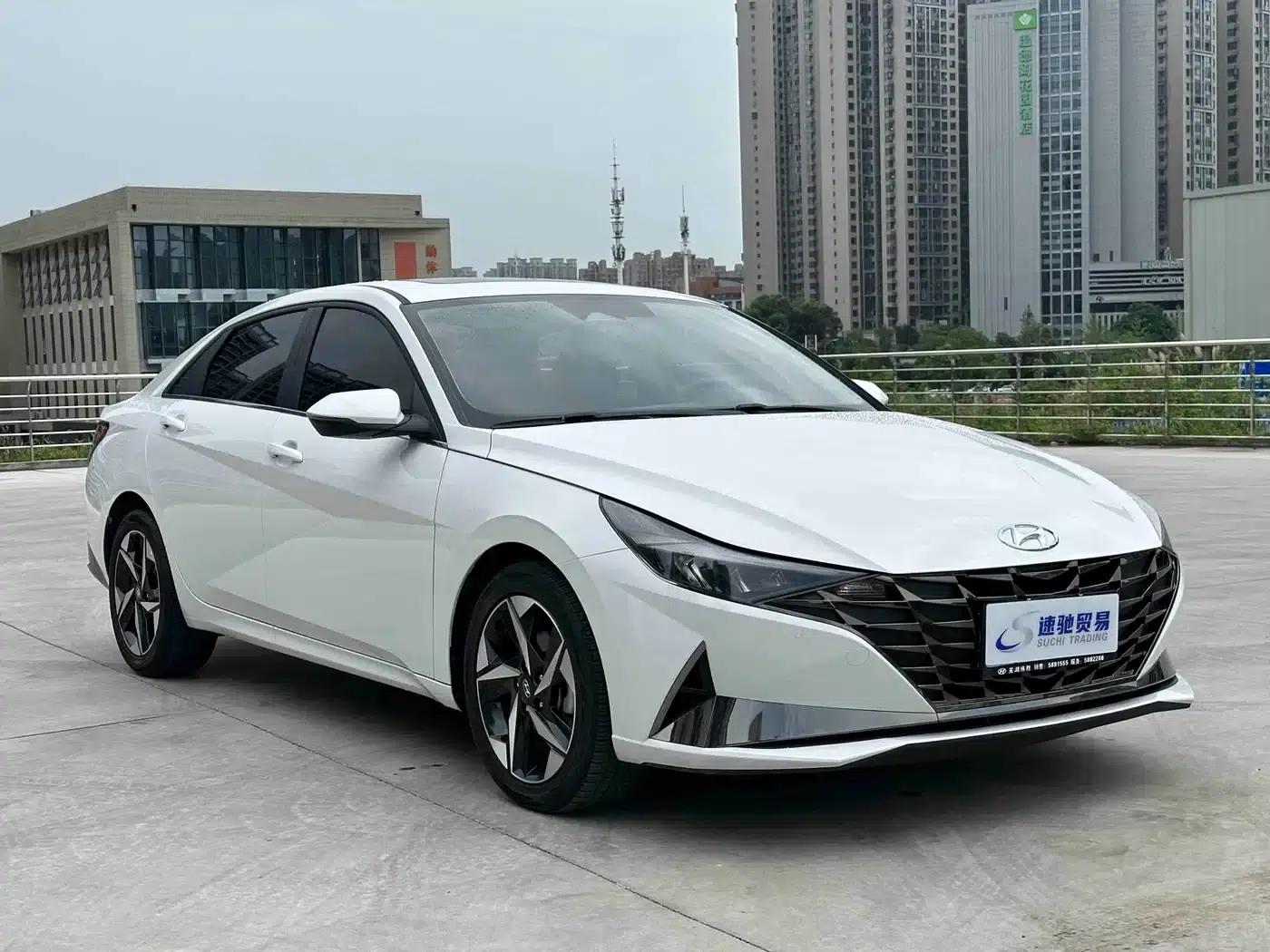 Hyundai Elantra 2022 1.5L CVT LUX Premium Edition — миниатюра 3