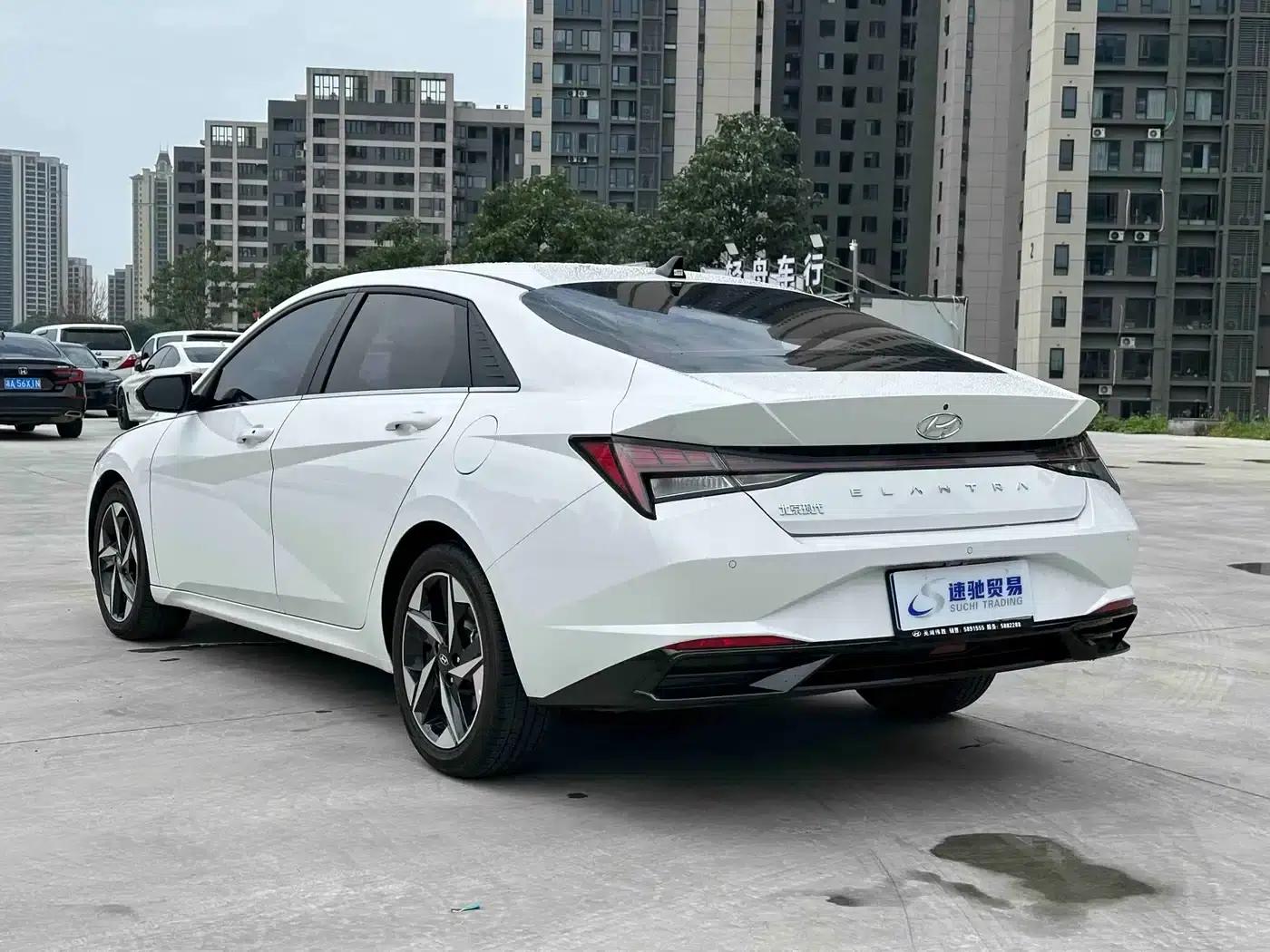Hyundai Elantra 2022 1.5L CVT LUX Premium Edition — миниатюра 4