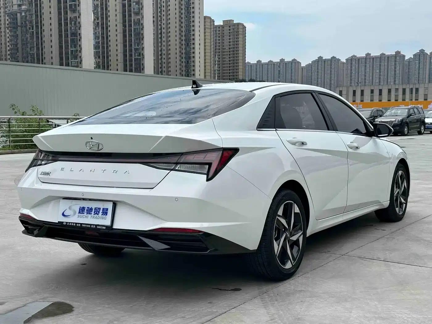 Hyundai Elantra 2022 1.5L CVT LUX Premium Edition — миниатюра 6