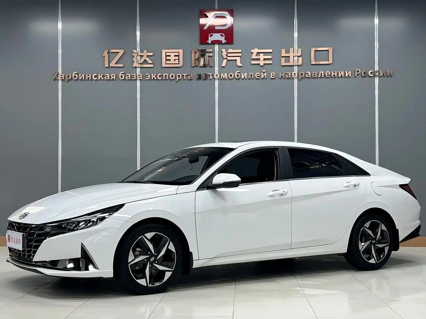 Hyundai Elantra 2022 1.5L CVT LUX Premium Edition — миниатюра 1