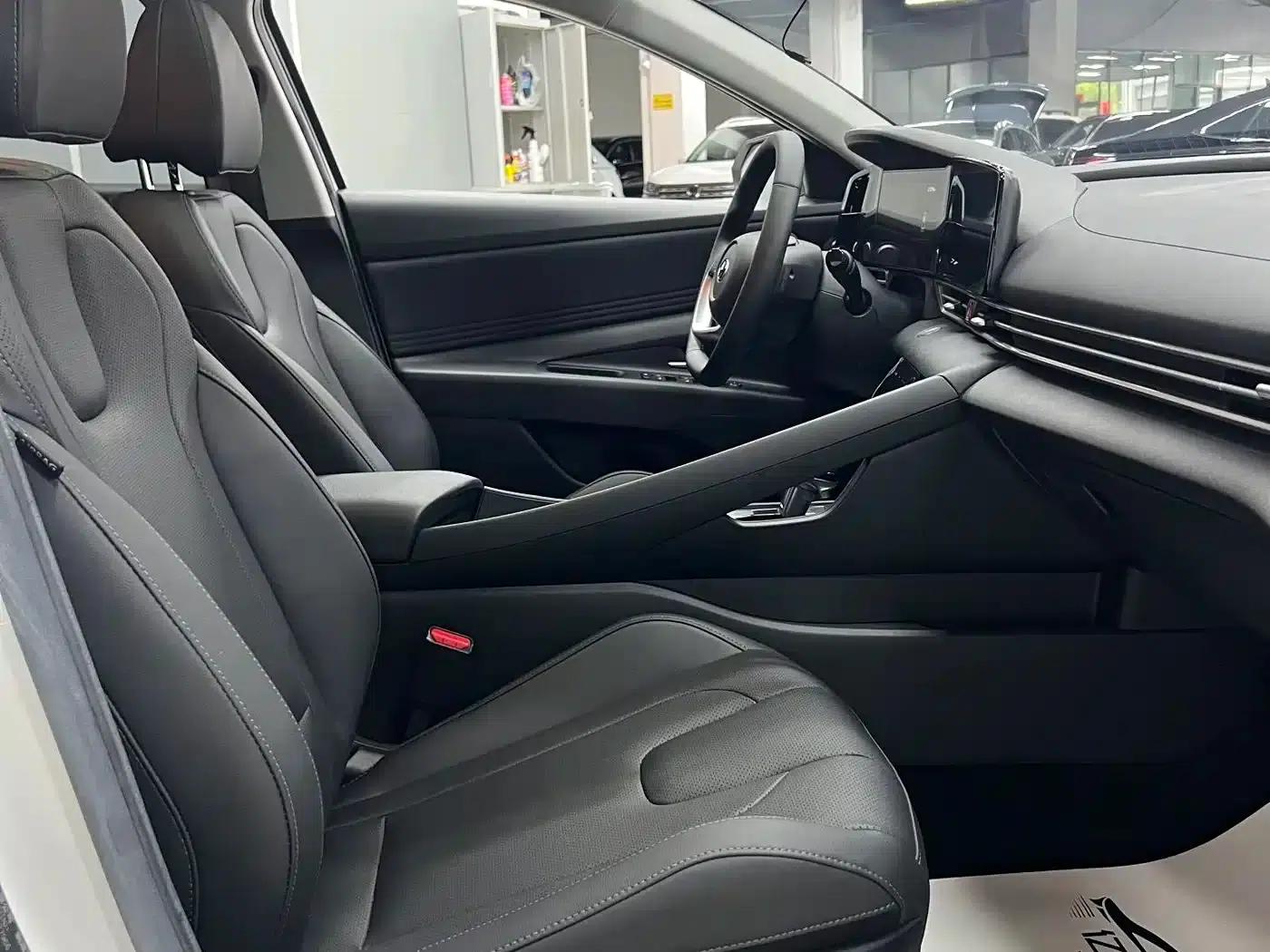 Hyundai Elantra 2022 1.5L CVT LUX Premium Edition — миниатюра 12