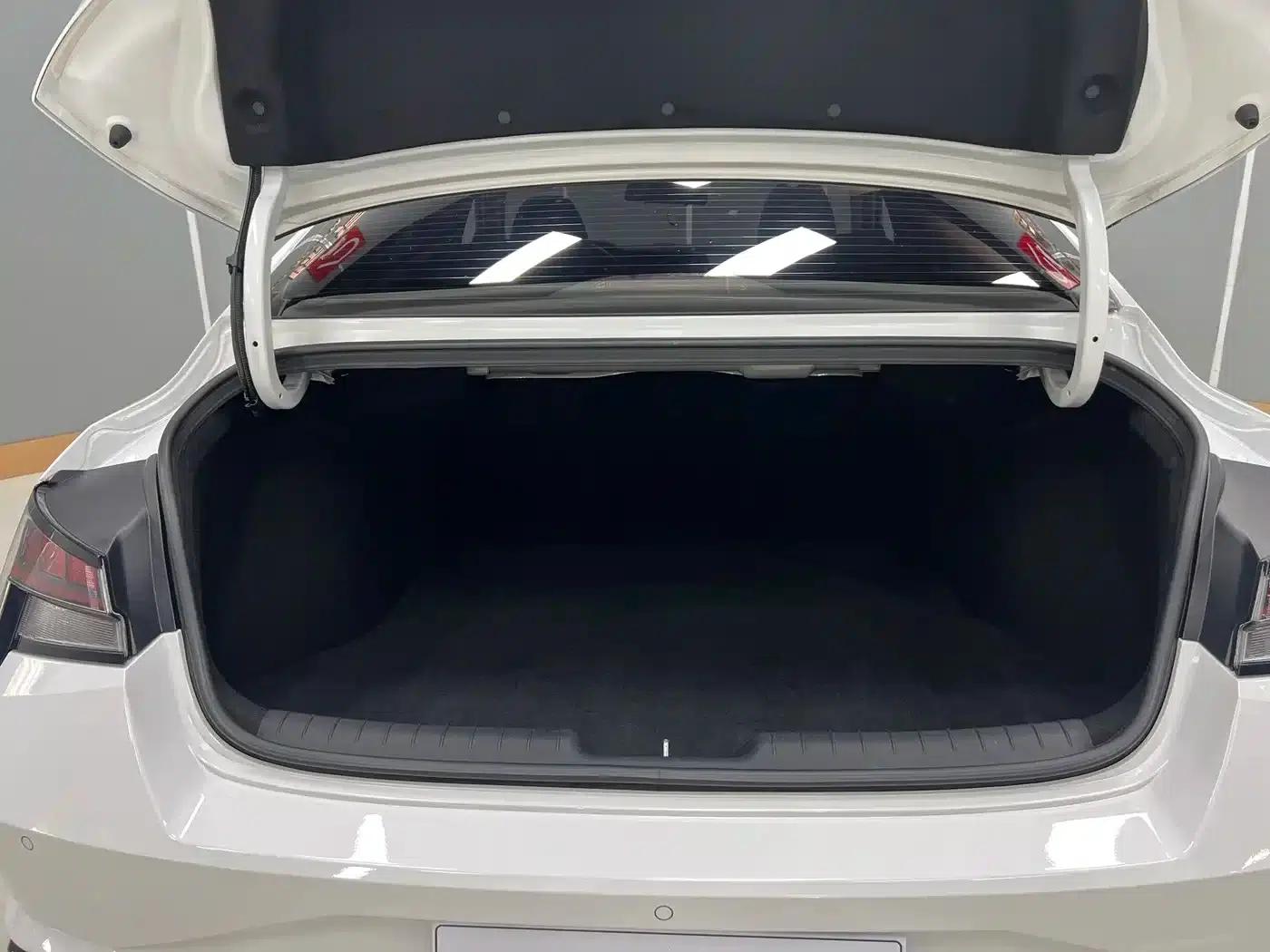 Hyundai Elantra 2022 1.5L CVT LUX Premium Edition — миниатюра 13