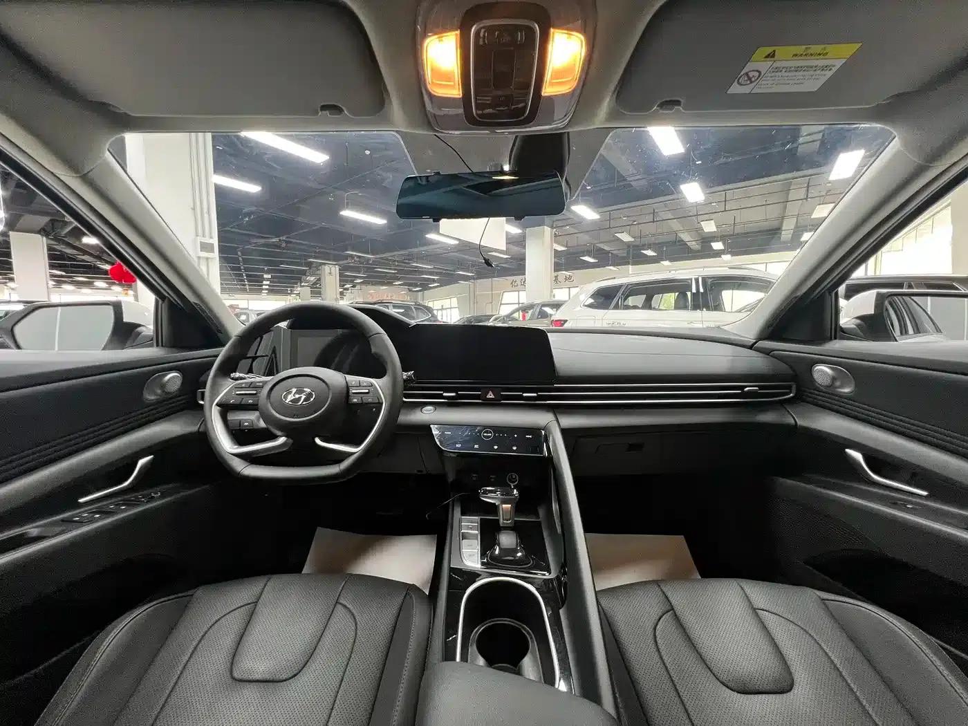 Hyundai Elantra 2022 1.5L CVT LUX Premium Edition — миниатюра 14
