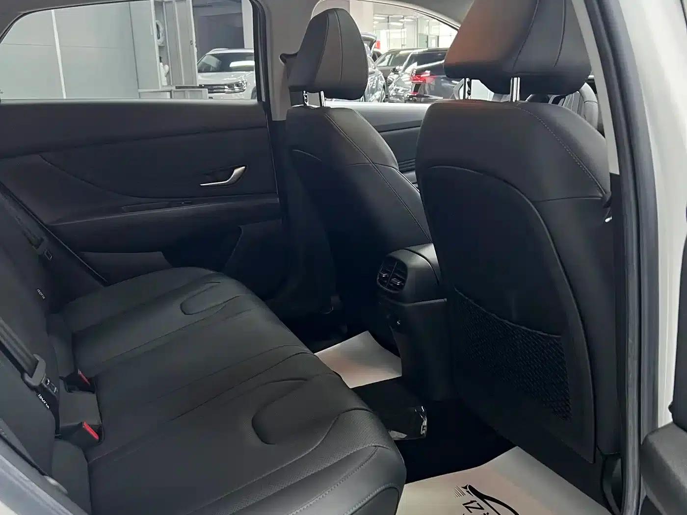 Hyundai Elantra 2022 1.5L CVT LUX Premium Edition — миниатюра 18