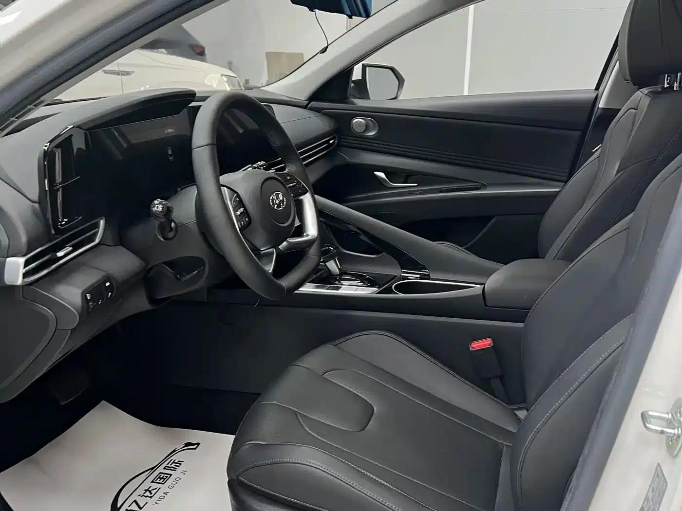 Hyundai Elantra 2022 1.5L CVT LUX Premium Edition — миниатюра 19